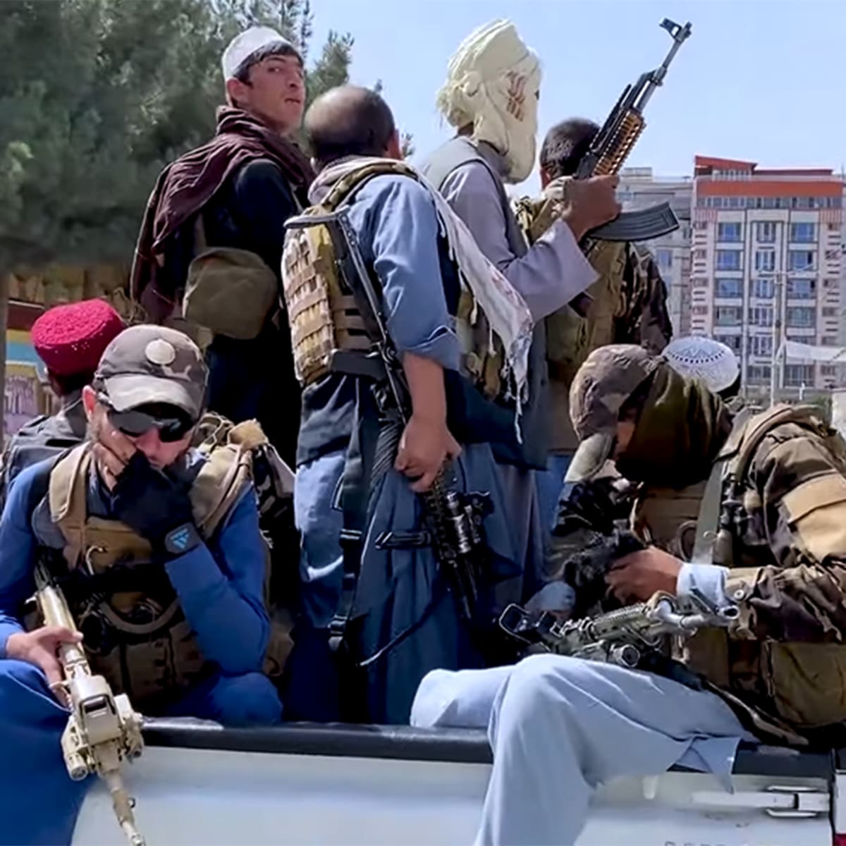 V polovině srpna obsadili, v rozporu s původními předpoklady o několik měsíců dřív, islamisté z hnutí Tálibán po dvou desetiletích bojů metropoli Kábul.