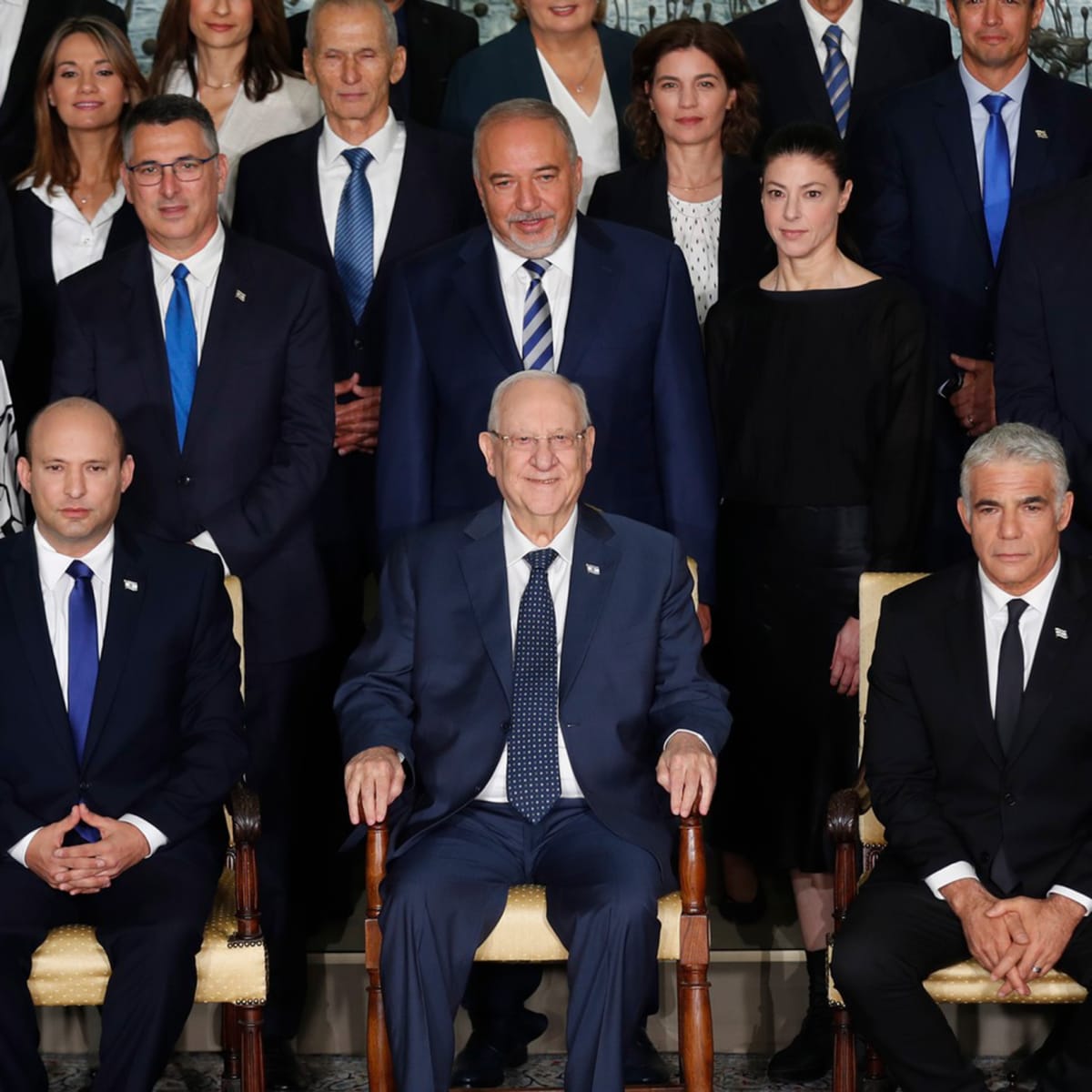 V červnu se postavila do čela Izraele nová vláda. V přední řadě zleva premiér Naftali Bennett, prezident Re’uven Rivlin a alternující premiér a ministr zahraničí Jair Lapid.