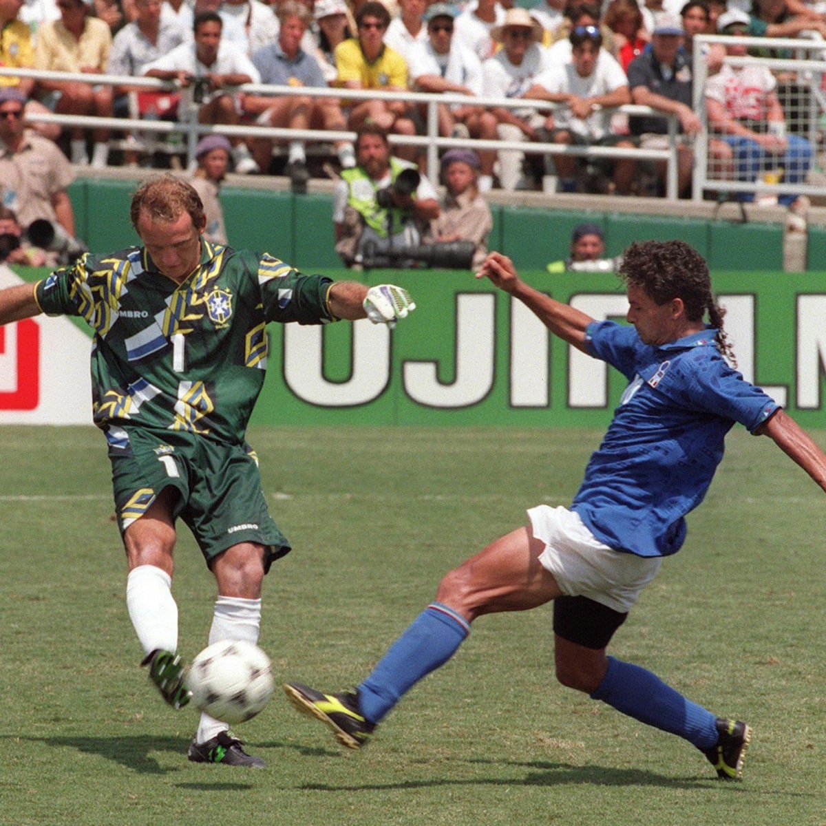 V dresech od maestra nastupovala také squadra azzura na MS ve fotbale 1994 (vpravo Roberto Baggio).