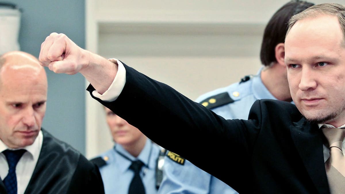 První Breivikův obhájce Geir Lippestad (vlevo) prohlásil, že svého klienta považuje za šíleného, další obhajobu pak podmínil jeho důkladným odborným vyšetřením.