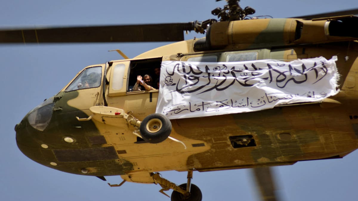 Tálibáncům se podařilo ukořistit množství zbrojního arzenálu včetně vrtulníku UH-60 Black Hawk.