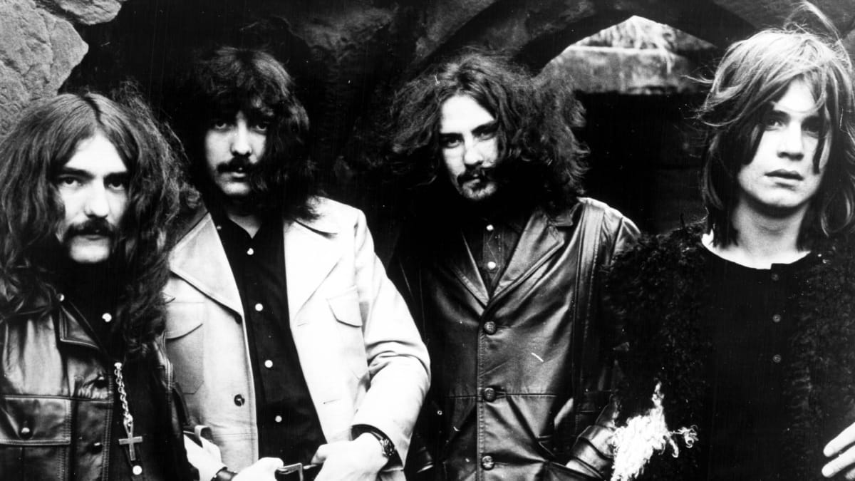 „Dalo nám dost práce seškrábat z mixážního pultu veškerý kokain, který po sobě nechali,“ vzpomínal basista Black Sabbath (na snímku) Geezer Butler.