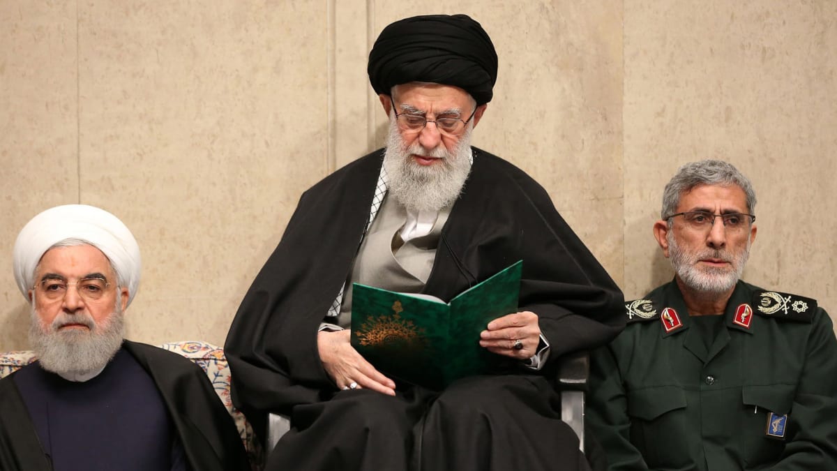 Íránský náboženský vůdce ajatolláh Sajjid Alí Chameneí (uprostřed) s prezidentem Hasanem Rúháním (vlevo) a nově jmenovaným velitelem jednotek Quds Ismaílem Gháním (vpravo).