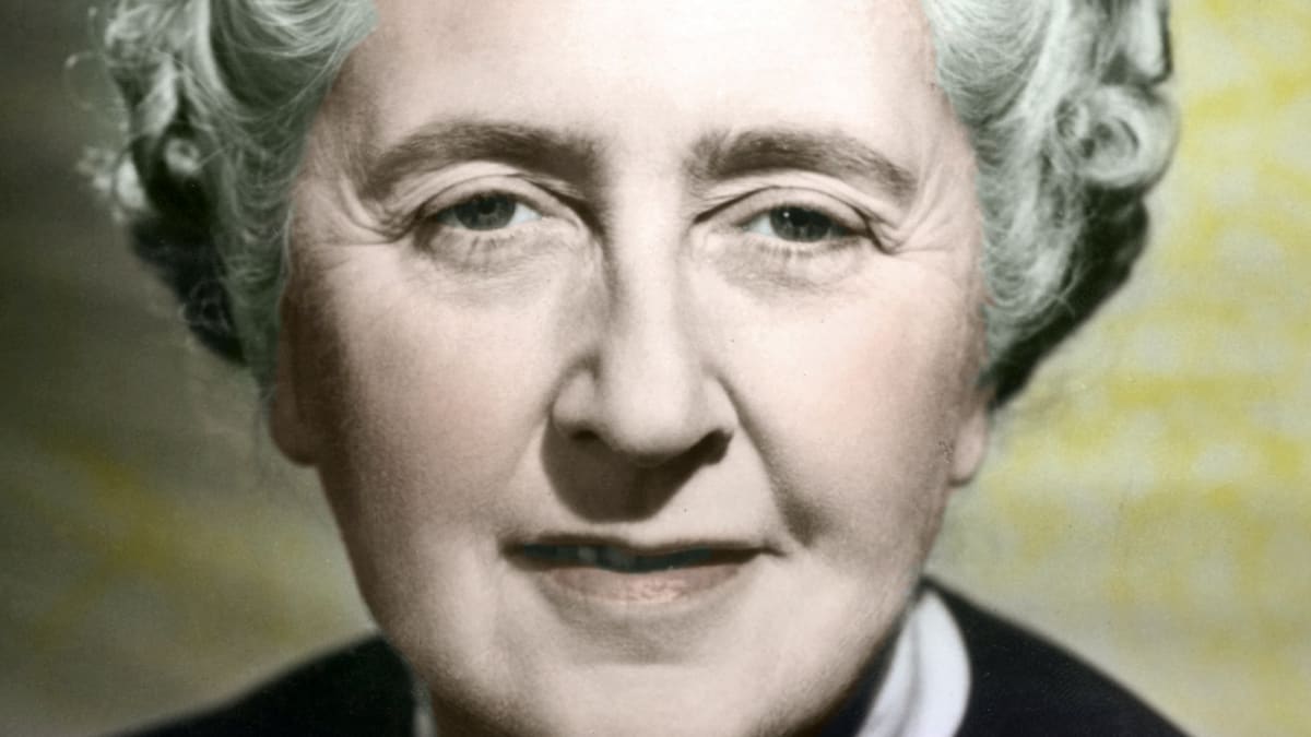 Agatha Christie svého namyšleného a otravného detektiva moc nemusela.
