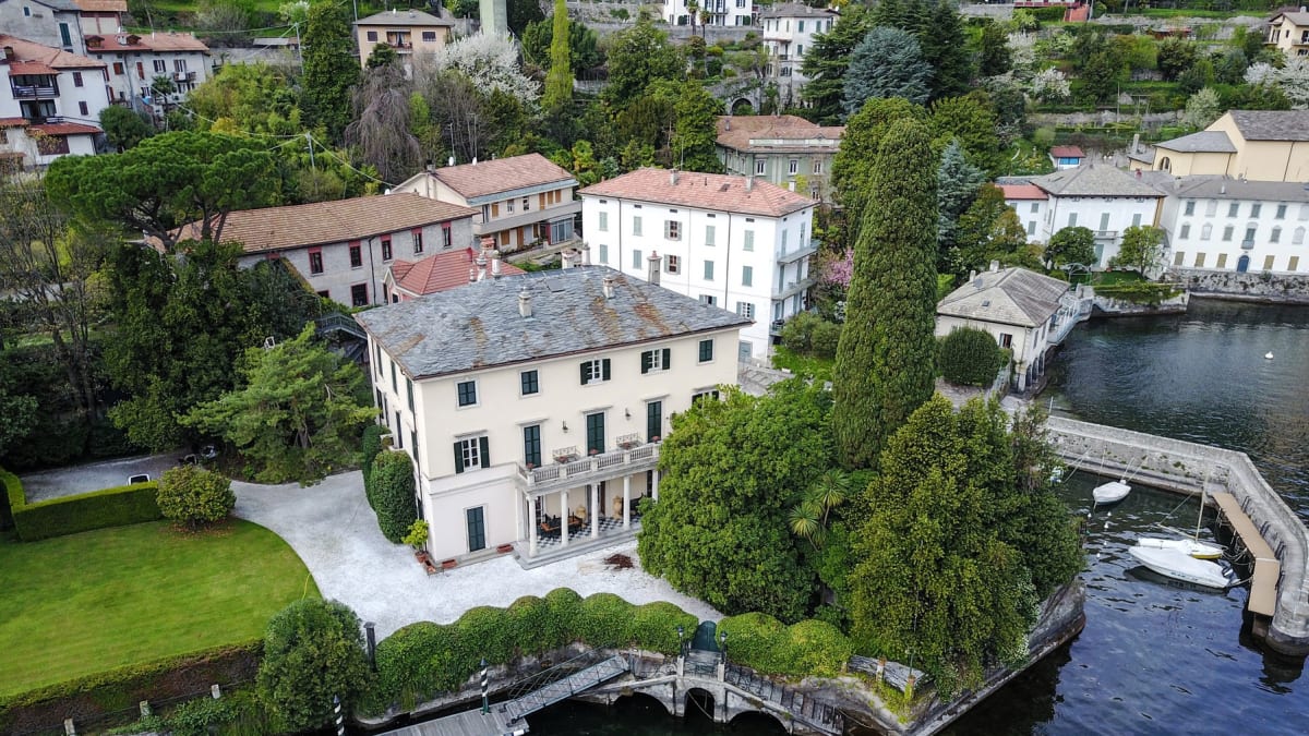 Villa Oleandra (v popředí), kterou si George Clooney pořídil v roce 2002, byla při letošní návštěvě Obamových důkladně střežena.