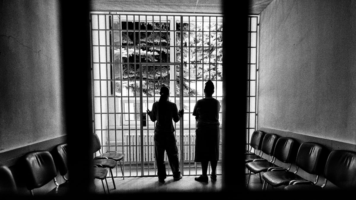 Snímek z cyklu dokumentárních fotografií Vězeňkyně od Alžběty Jungrové.