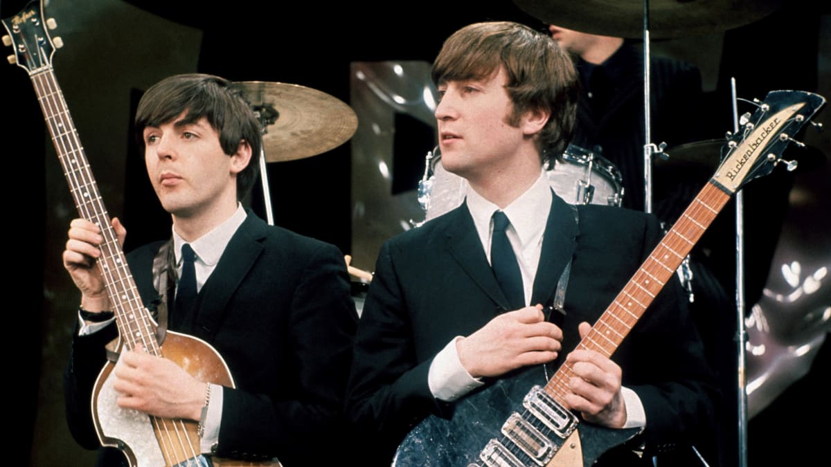 Paul McCartney se na trůn pro nejbohatšího rockového muzikanta vypracoval především díky autorským právům. Společně s Johnem Lennonem (vpravo) se totiž podílel na drtivé většině skladeb The Beatles.