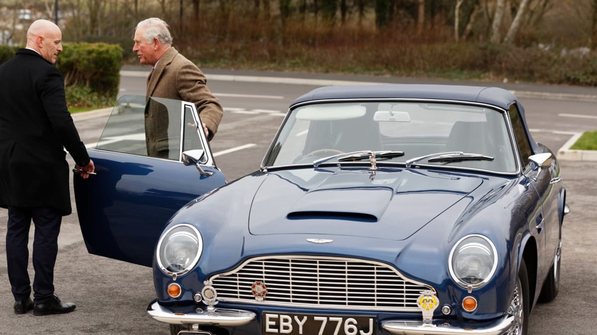 Princ Charles vlastní Aston Martin DB5 ve speciální královské úpravě.