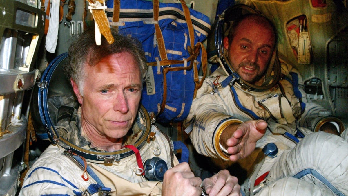 První turista (Dennis Tito vlevo) pronikl do vesmíru 28. dubna 2001.
