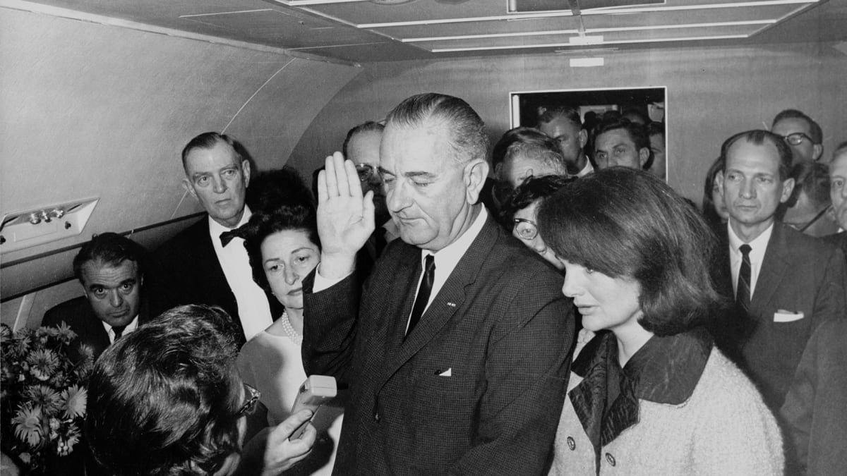 Lyndon Johnson skládá prezidentskou přísahu na palubě Air Force One.