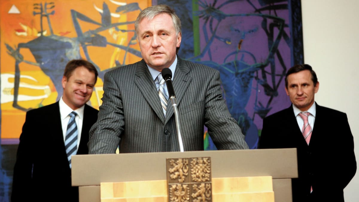 Součástí kabinetu Mirka Topolánka, který padl 24. března 2009, byl poprvé v historii trestně stíhaný politik – Jiří Čunek (vpravo). Martin Bursík (vlevo) v této vládě přetavil zisk šesti poslaneckých mandátů ve čtyři ministerská křesla.