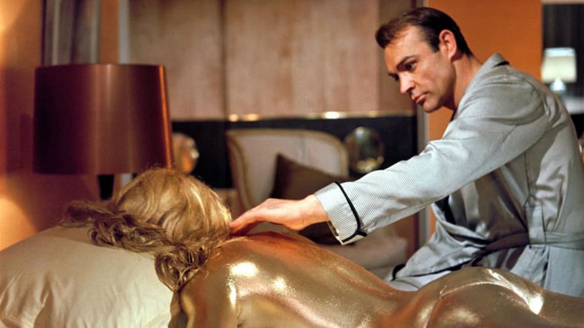 V oblasti filmových cen si nejlépe vedly snímky Goldfinger (na fotce) a Thunderball s Oscary za zvukové a vizuální efekty.