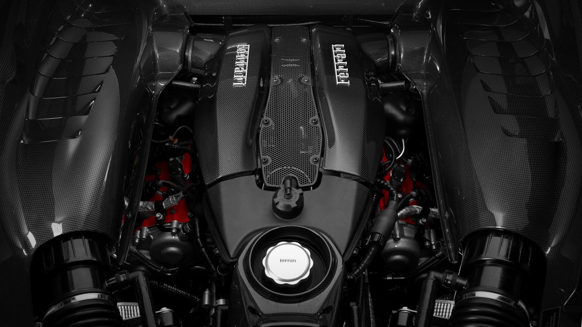 Osmiválec vykládaný karbonem, kterým disponuje F8 Tributo, je jasným odkazem na nejslavnější model značky, Ferrari F40.