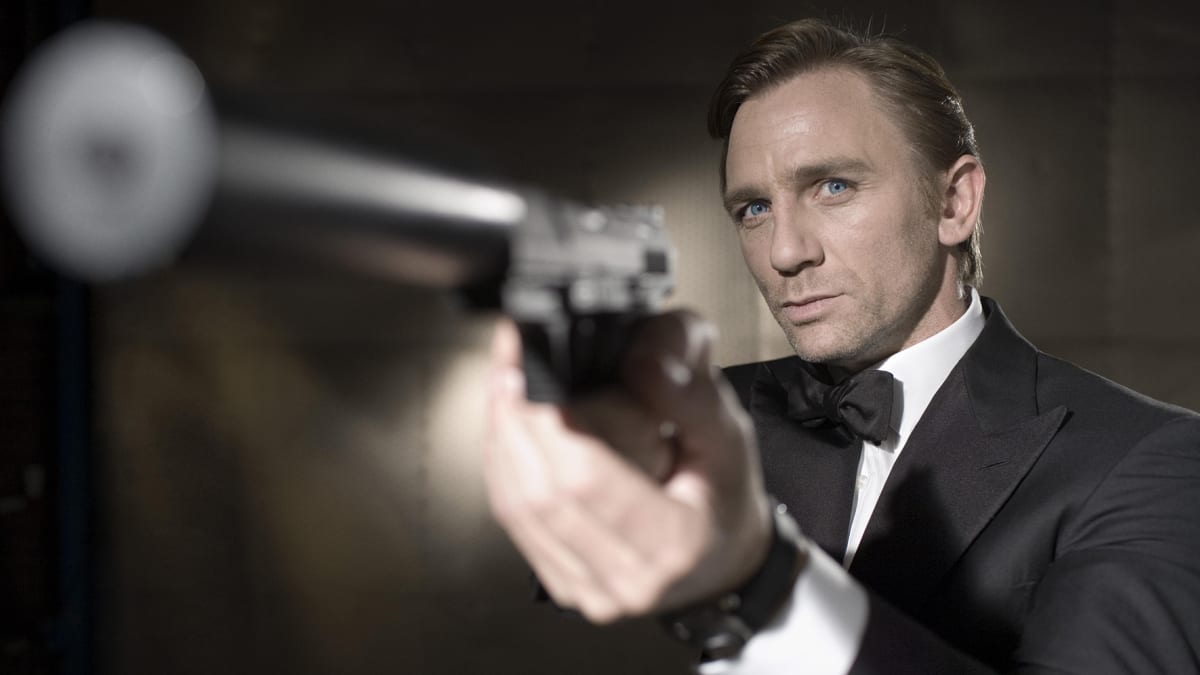 K agentovi 007 zbraně neodmyslitelně patří, Daniel Craig se ovšem nechal slyšet, že je nesnáší, zejména pistole.