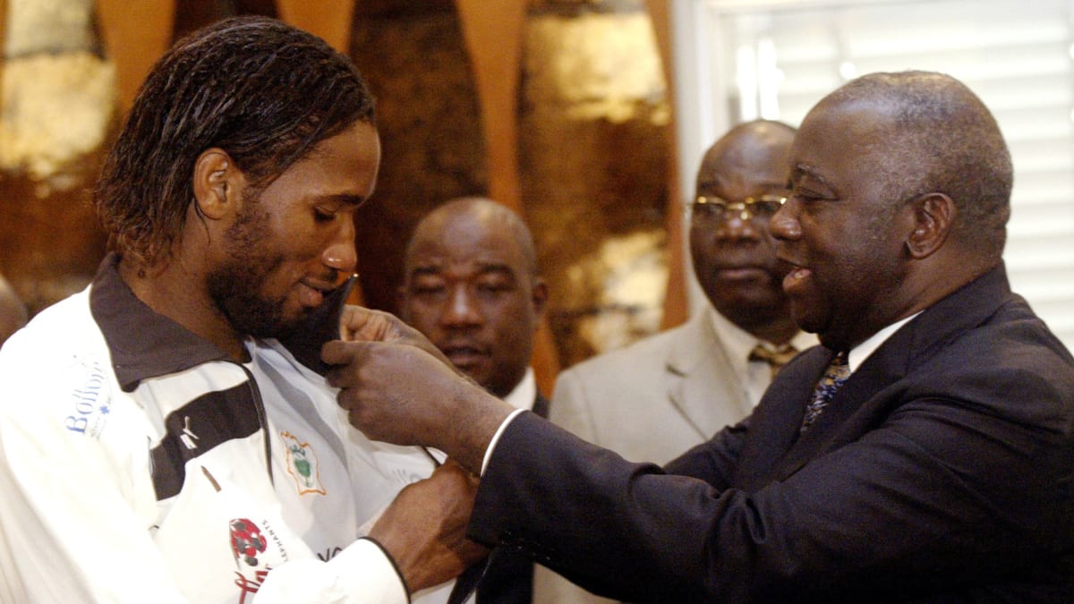 Postup domácích fotbalistů na mistrovství světa v Německu 2006 spojilo rozdělené Pobřeží slonoviny, kde byla na spadnutí občanská válka. Na snímku Didieru Drogbovi uděluje ocenění tehdejší prezident Laurent Gbagbo.