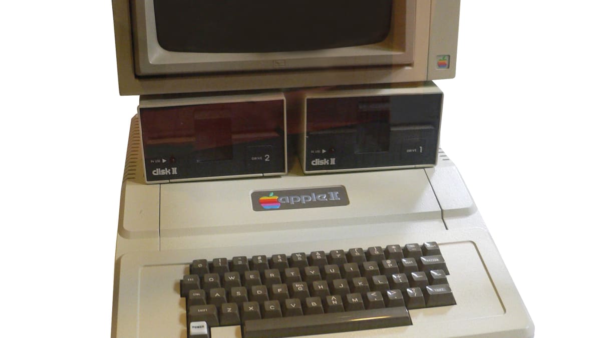 Apple II, první sériově vyráběný mikropočítač, se začal prodávat začátkem května 1977.