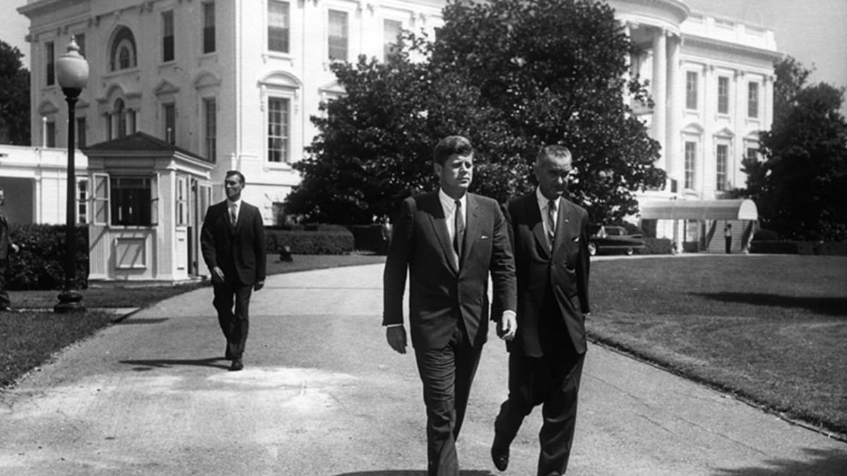 Po prohře v primárkách se Johnson překvapivě postavil za J. F. Kennedyho, kterému dopomohl k vítězství v prezidentských volbách. Vytěžil z toho funkci viceprezidenta.