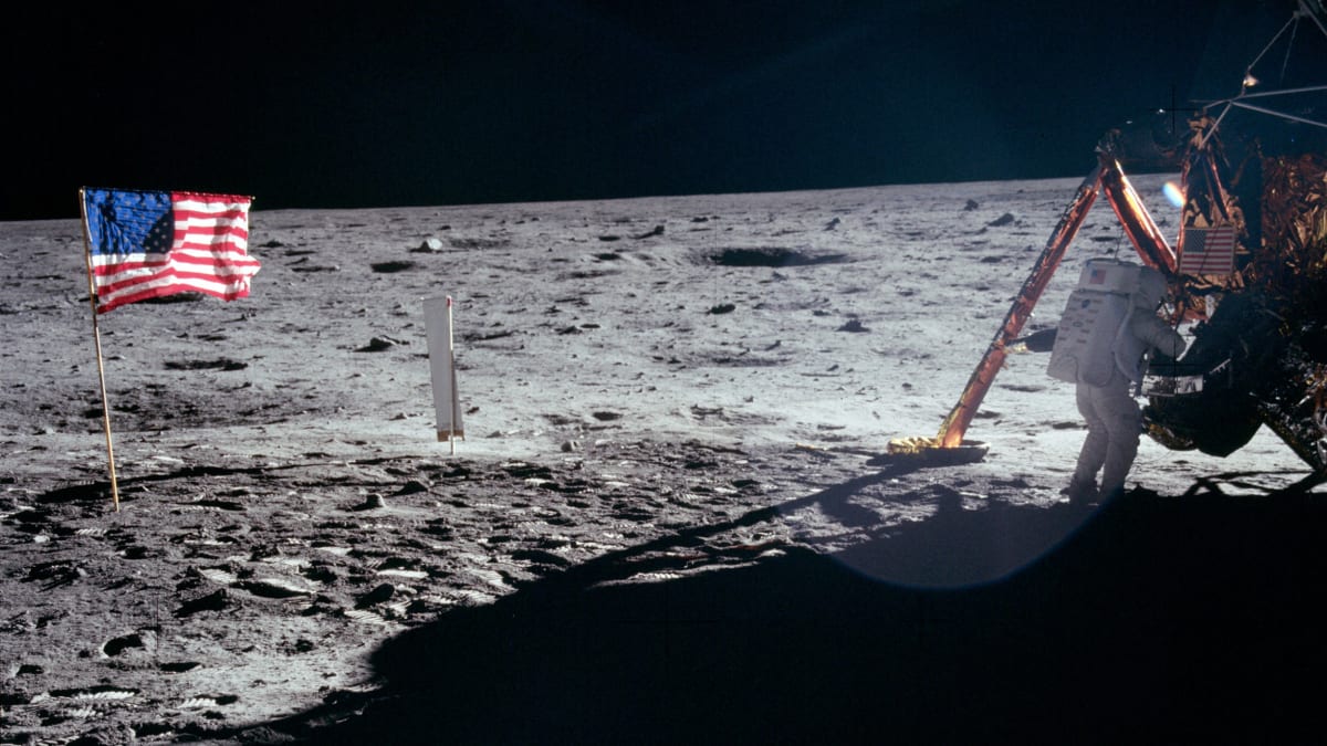 Neil Armstrong: z hřbitova na Měsíc