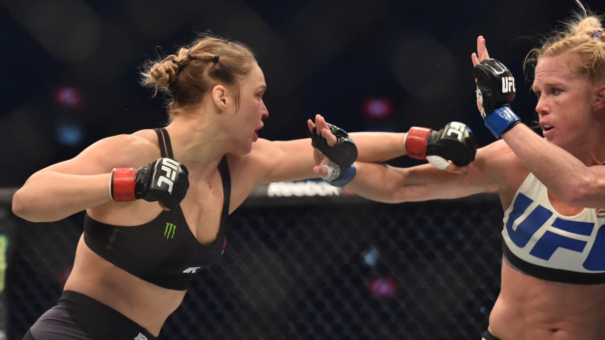První šampionkou UFC se stala Ronda Rousey (vlevo). Zde v souboji s Holly Holm.