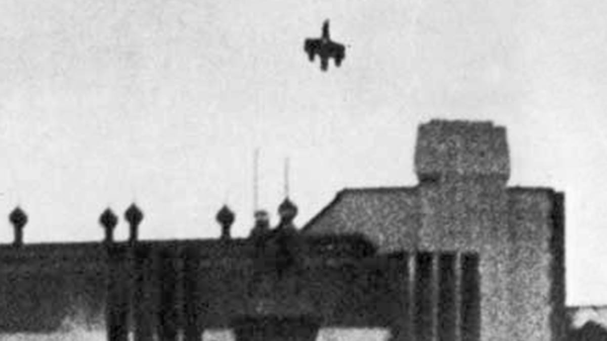 Bombardér Dornier Do 17 sražený stíhacím letounem pilotovaným Rayem Holmesem dopadl nedaleko londýnského nádraží Victoria.