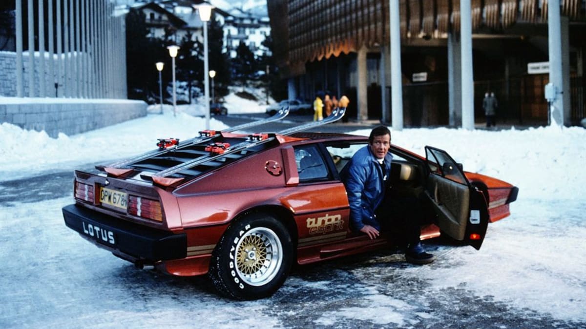 Mezi nejzajímavější automobily agenta 007 patří třeba Lotus Esprit Turbo.