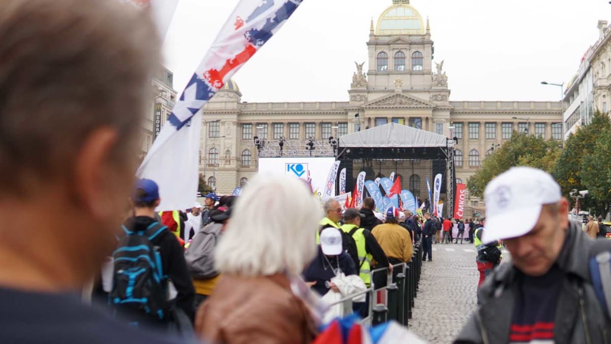 Demonstranti přichází na pražské Václavské náměstí na demonstraci odborářů proti vládě.