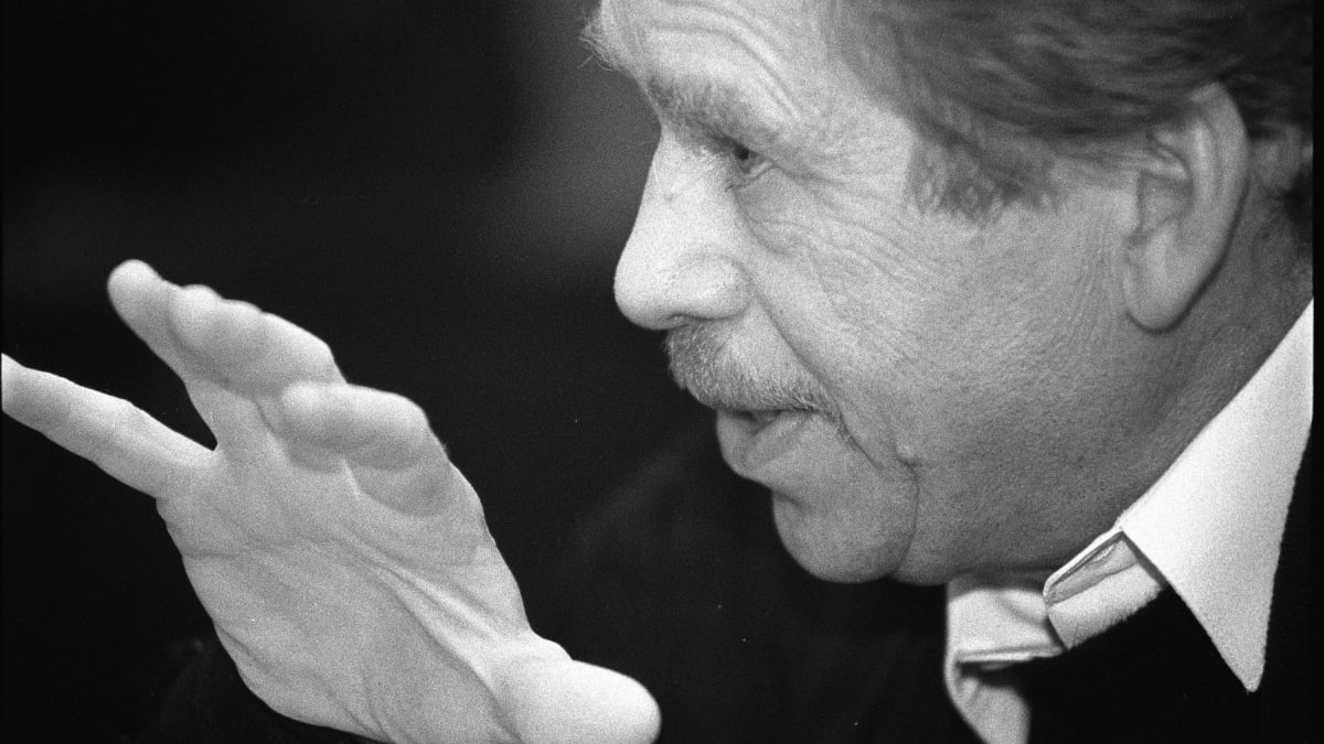 Na konci prosince 1989 byl zvolen Václav Havel jako první nekomunistický prezident Československa po více než padesáti letech.