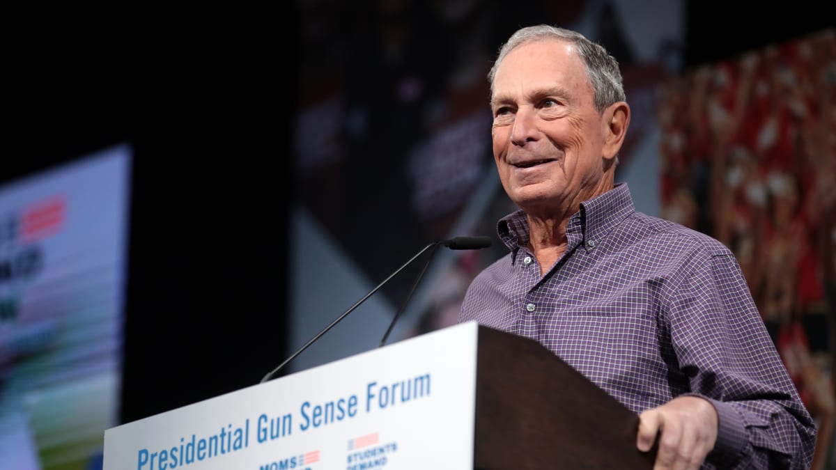 Michael Bloomberg se angažuje v mnoha filantropických aktivitách a podporuje zvýšenou kontrolu držení zbraní.