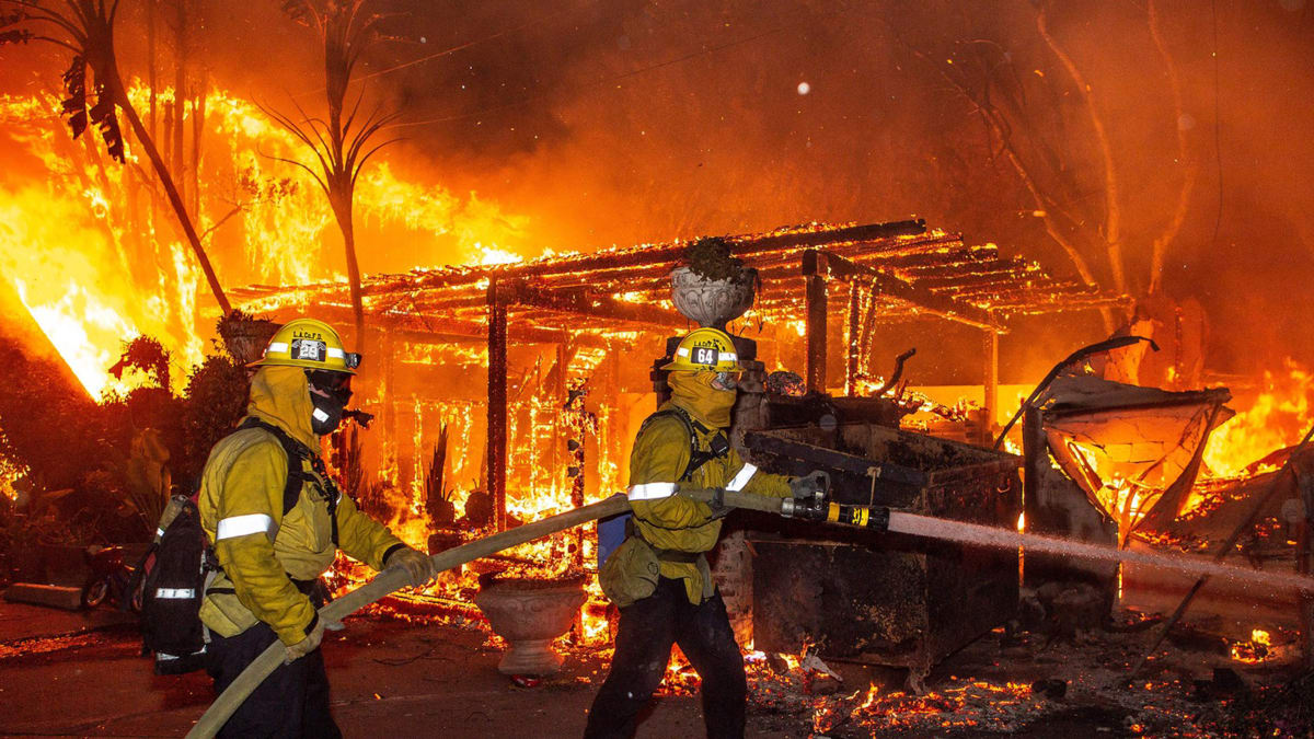 Požár Woolsey způsobil v jižní Kalifornii rozsáhlé škody.