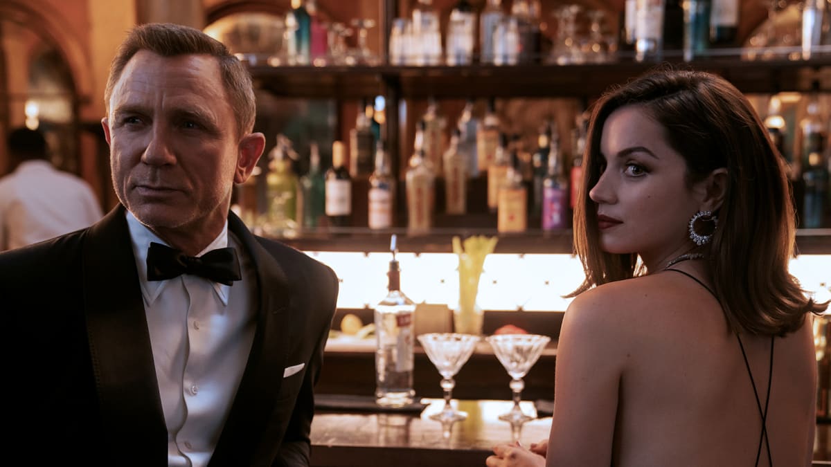 Agent 007 měl být někým, v jehož silách je i nemožné, leč veškeré fyzické úsilí vynakládá s vědomím toho, že kromě toho musí dorazit, nejlépe v obleku, včas do baru dát si oblíbené martini.