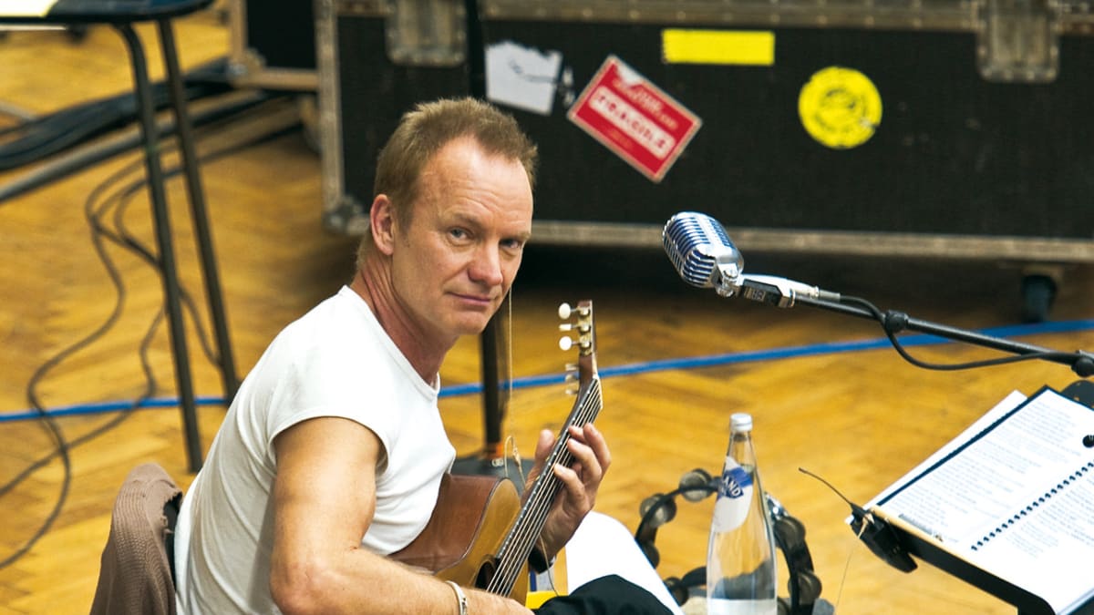 Sting hraje na basu tak, aby celá kapela získala senzační zvuk.
