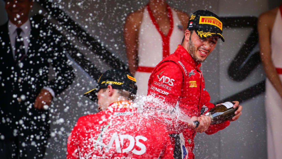 V Monaku stříkaly na piloty Charouz Racing System proudy šampaňského.