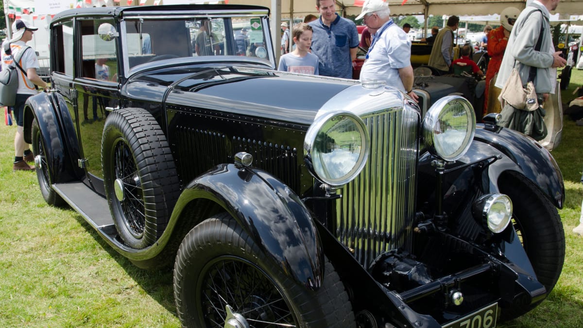 Posledním vyrobeným modelem Bentley před nuceným prodejem automobilky firmě Rolls-Royce byl superluxusní Bentley 8 Litre. Tento vůz byl cílený na elitu mezi nejzámožnějšími zákazníky.