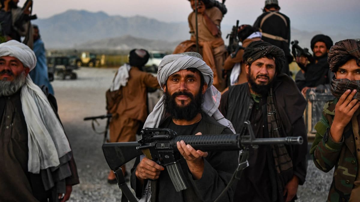 Ještě větší radost než z vrtulníků a letadel má vedení Tálibánu jistě ze zisku ručních palných zbraní a vozového parku.