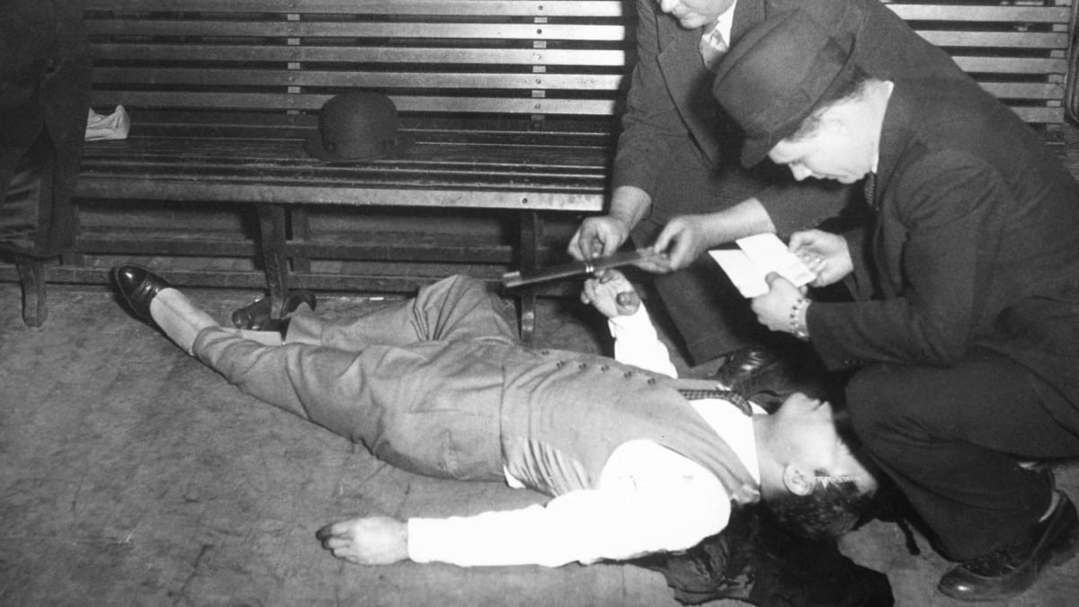 Jack McGurn, který byl spojován s masakrem na den svatého Valentýna, byl zavražděn třemi kolegy den po sedmém výročí této události.