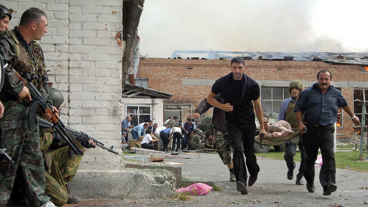 Čečenští teroristé zavraždili v Beslanu 334 lidí.