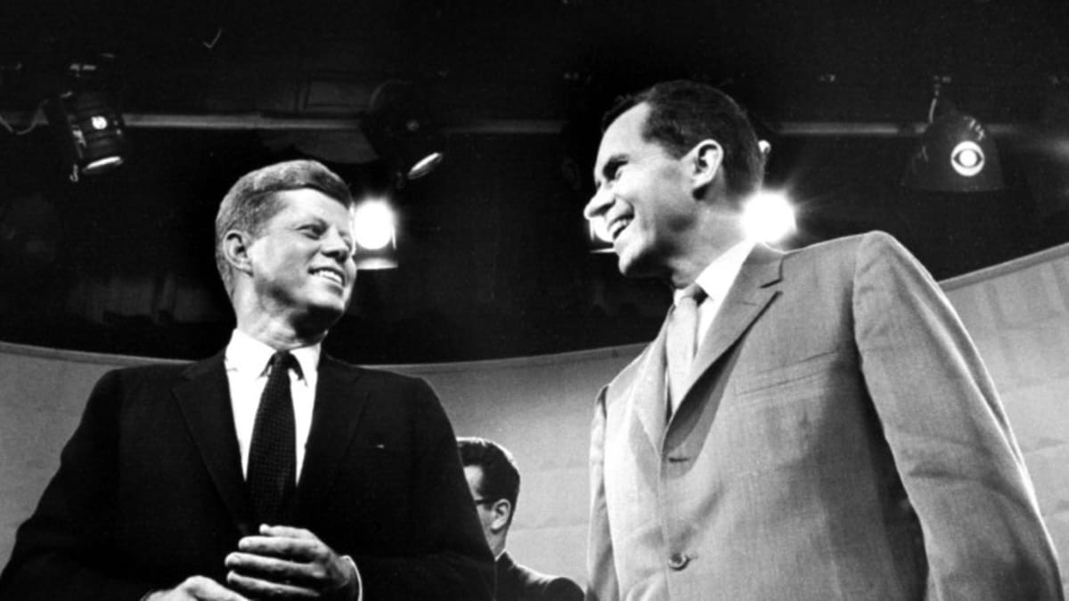 V jedné z nejslavnějších televizních debat díky svému šarmu J. F. Kennedy porazil Richarda Nixona...