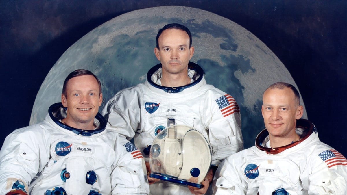 Posádka Apolla 11: velitel Neil Armstrong, pilot velitelského modulu Michael Collins a pilot lunárního modulu Edwin „Buzz“ Aldrin (zleva doprava).
