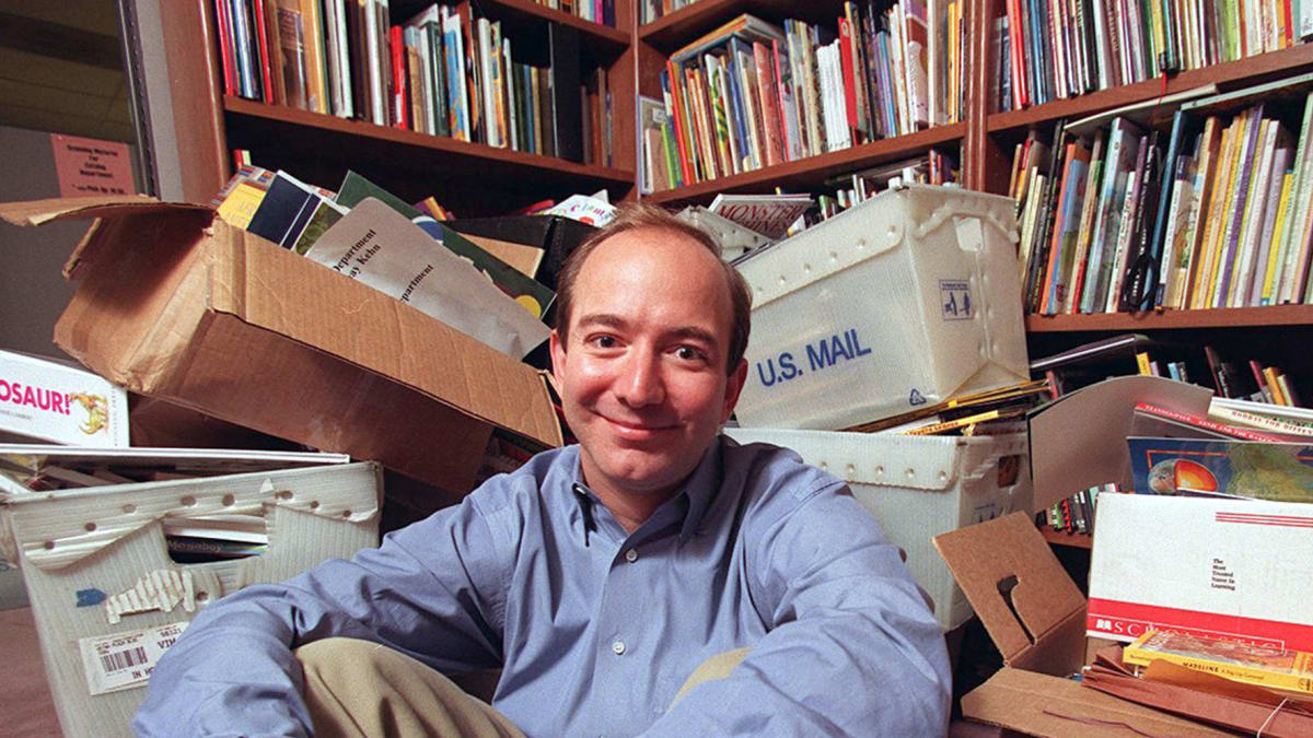 Provoz Amazonu, dnes jednoho z největších zasilatelských obchodních řetězců světa, odstartoval Bezos v roce 1994. Zprvu výhradně jako online knihkupectví.