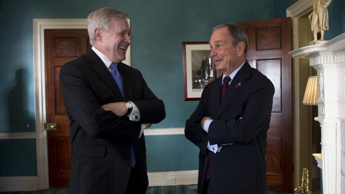 Michael Bloomberg zastával dvanáct let (od začátku ledna 2002 do konce prosince 2013) funkci newyorského starosty. Na snímku s Rayem Mabusem (vlevo), v té době šéfem US Navy.