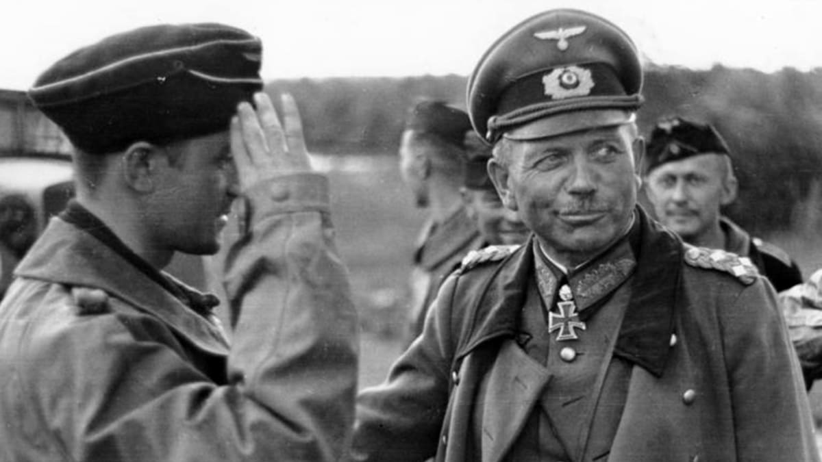 Heinz Guderian byl hlavní tvůrce taktických a strategických zásad tankových jednotek německé armády i teorie blitzkriegu. V případě operace Barbarossa však nebyl plně vyslyšen.