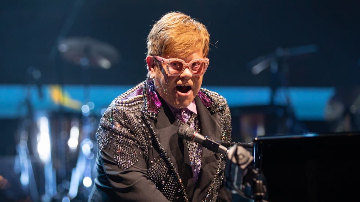 V kategorii majetku ve výši 400-500 milionů dolarů momentálně úřaduje pouze Sir Elton John. Celkově to stačí na čtvrtou pozici.