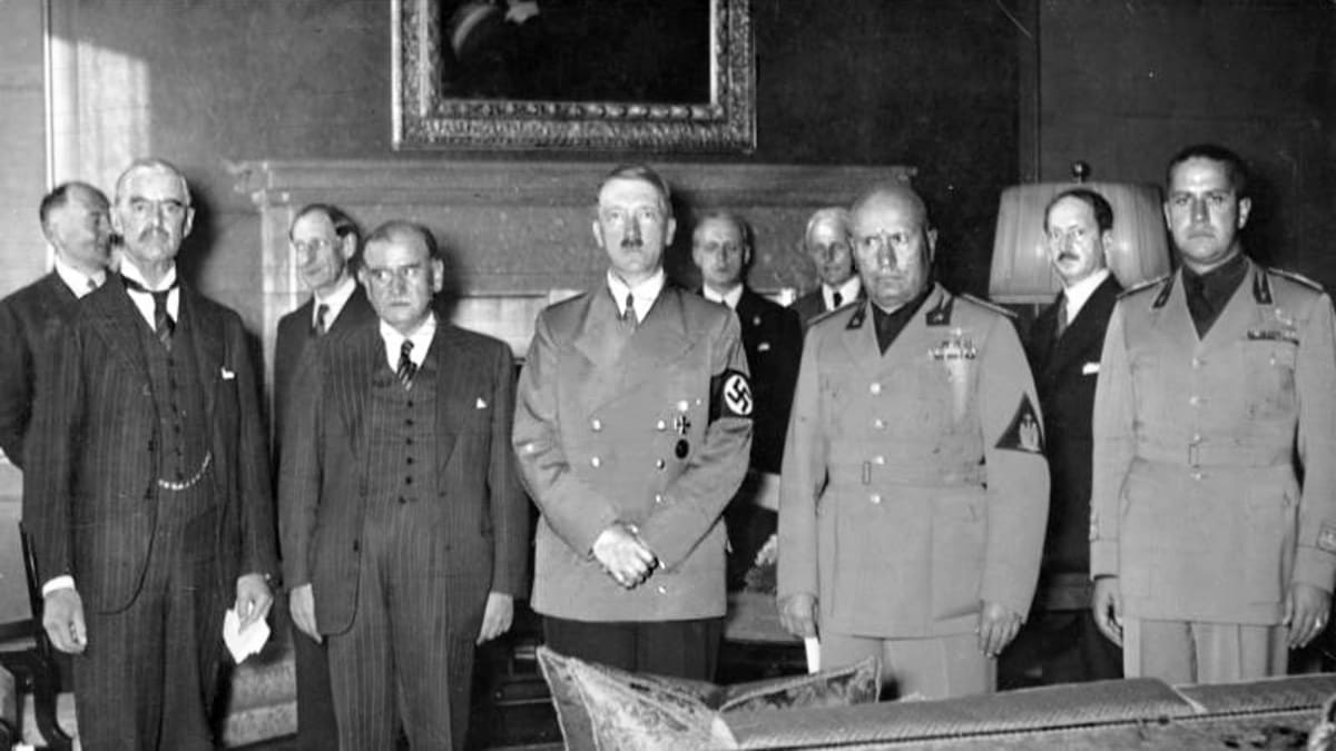 Chamberlain (vlevo) a Daladier (druhý zleva) se domnívali, že podpisem Mnichovské dohody získají pro své země mír. Oba se hluboce mýlili.