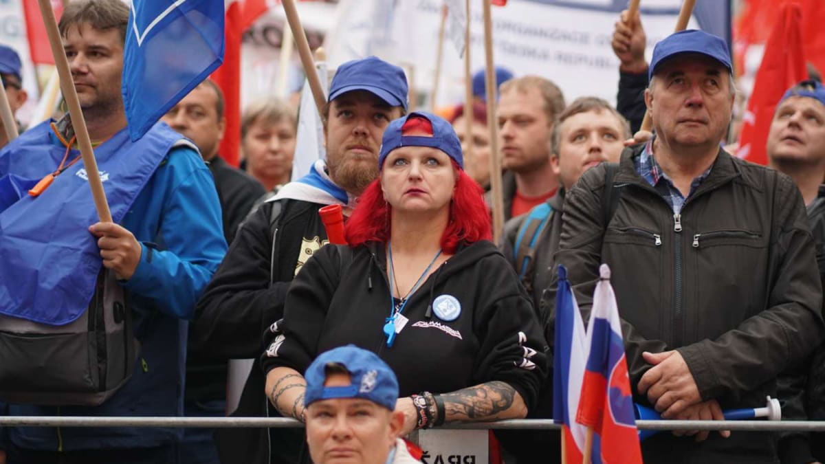 Protestující odboráři v Praze brojili proti vládě.