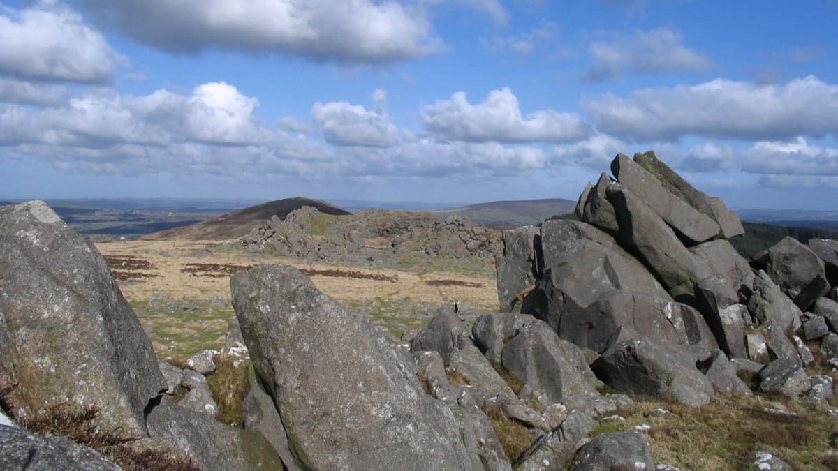 Kameny v Stonehenge mají podle nejnovějších poznatků původ v lomech Carn Goedog a Craig Rhos-y-felin v oblasti Preseli Hills v Pembrokeshiru.