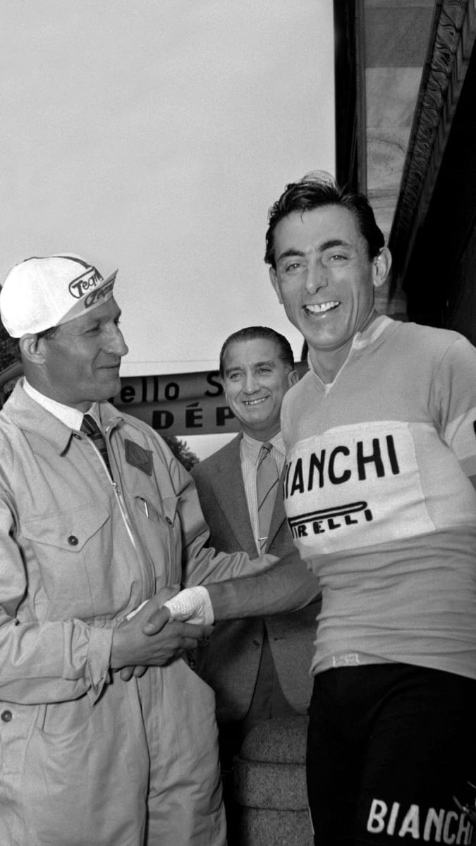 Fausto Coppi (vpravo) vyhrál jako první závodník během jedné sezony Giro i Tour de France.