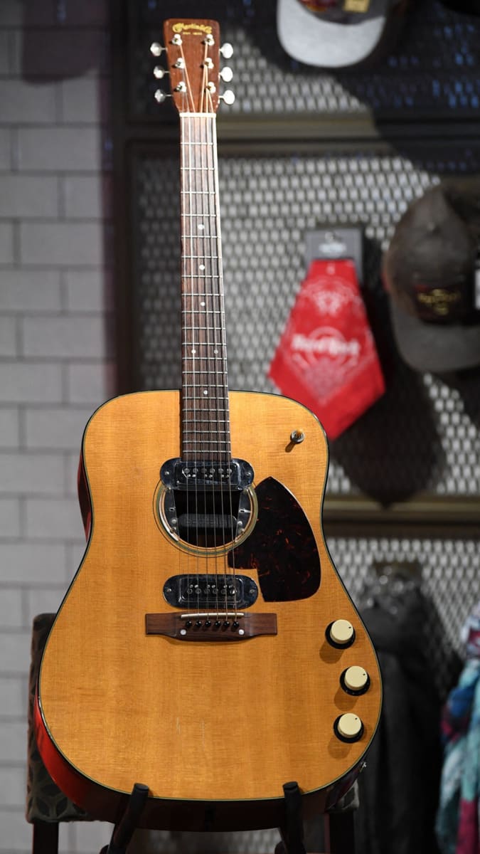 Akustická kytara Martin D-18 E z roku 1956, se kterou Kurt Cobain odehrál MTV Unplugged, našla nového majitele za 6 milionů dolarů.