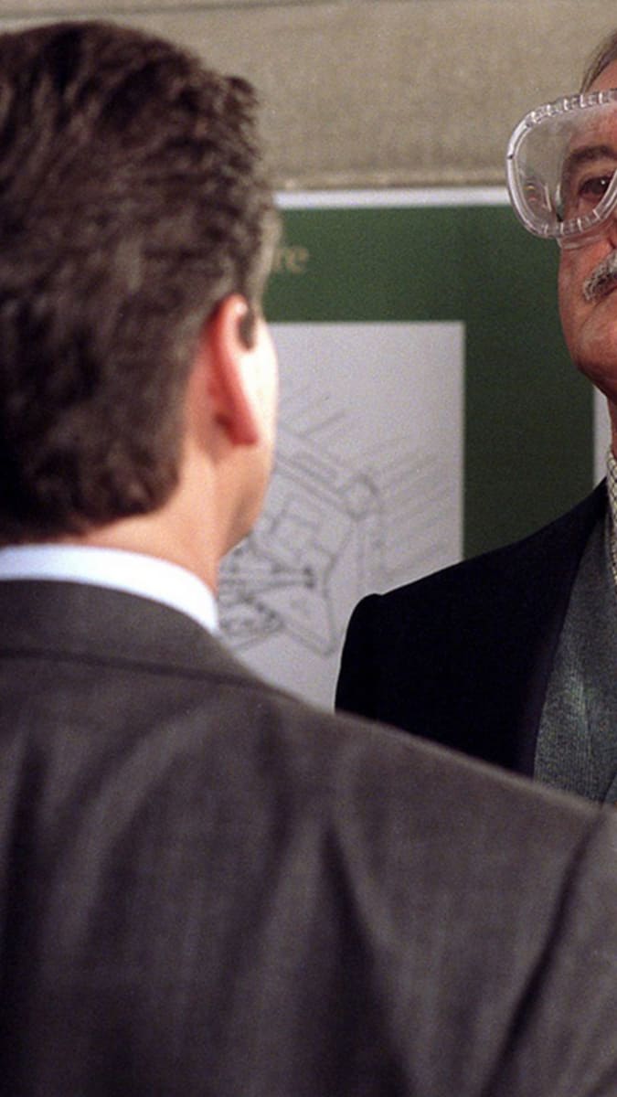 V bondovce Dnes neumírej si zahrál geniálního vynálezce Q člen Monthy Python John Cleese.