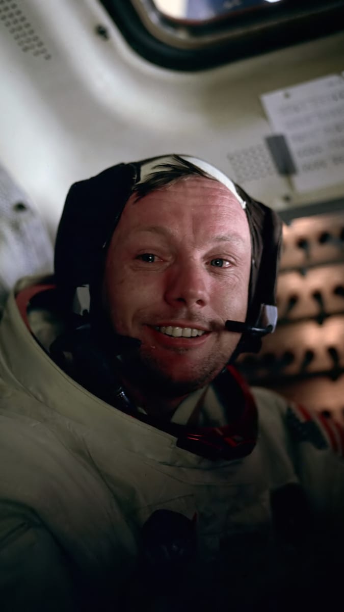 Armstrong v lunárním modulu po návratu z měsíčního povrchu.