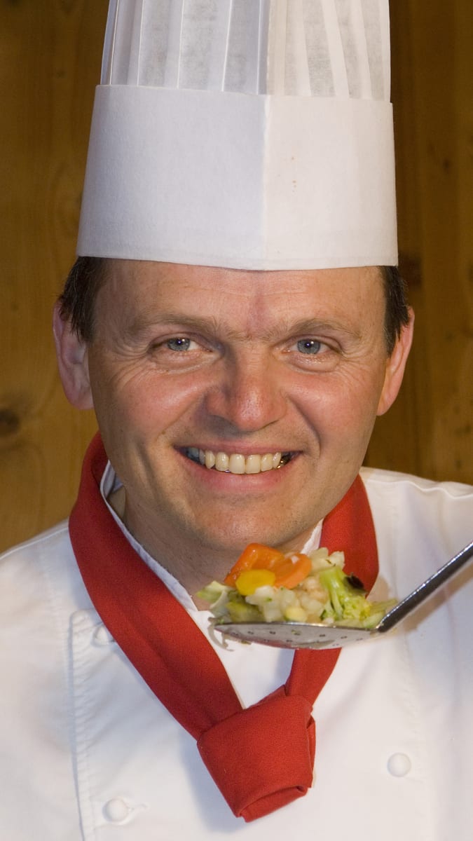 Stefan Egger, jinak ultramaratonský běžec, je tvůrcem věhlasné kuchyně hotelu Theresa. Je to do značné míry i jeho koncept propojení zdravé výživy z bioproduktů s pohybem na horském vzduchu, který přivádí mnoho hostů právě do hotelu Theresa.